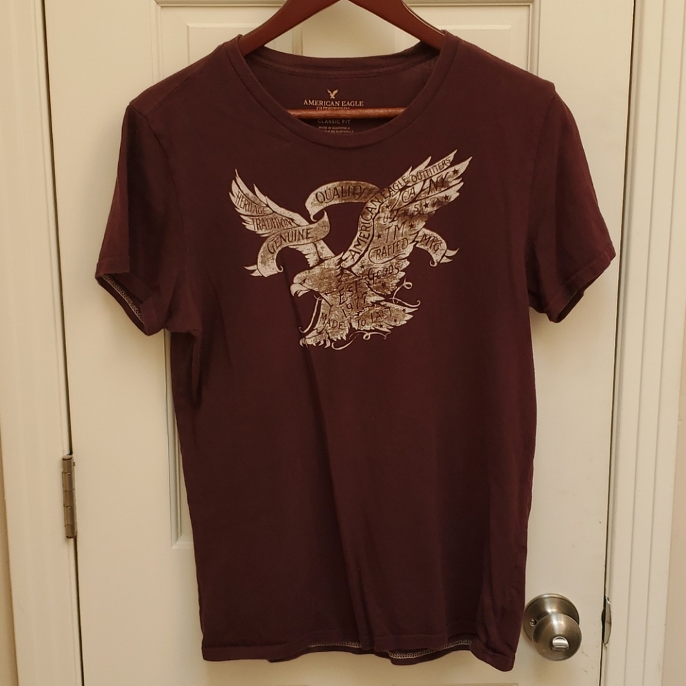 American Eagle burgundy tee